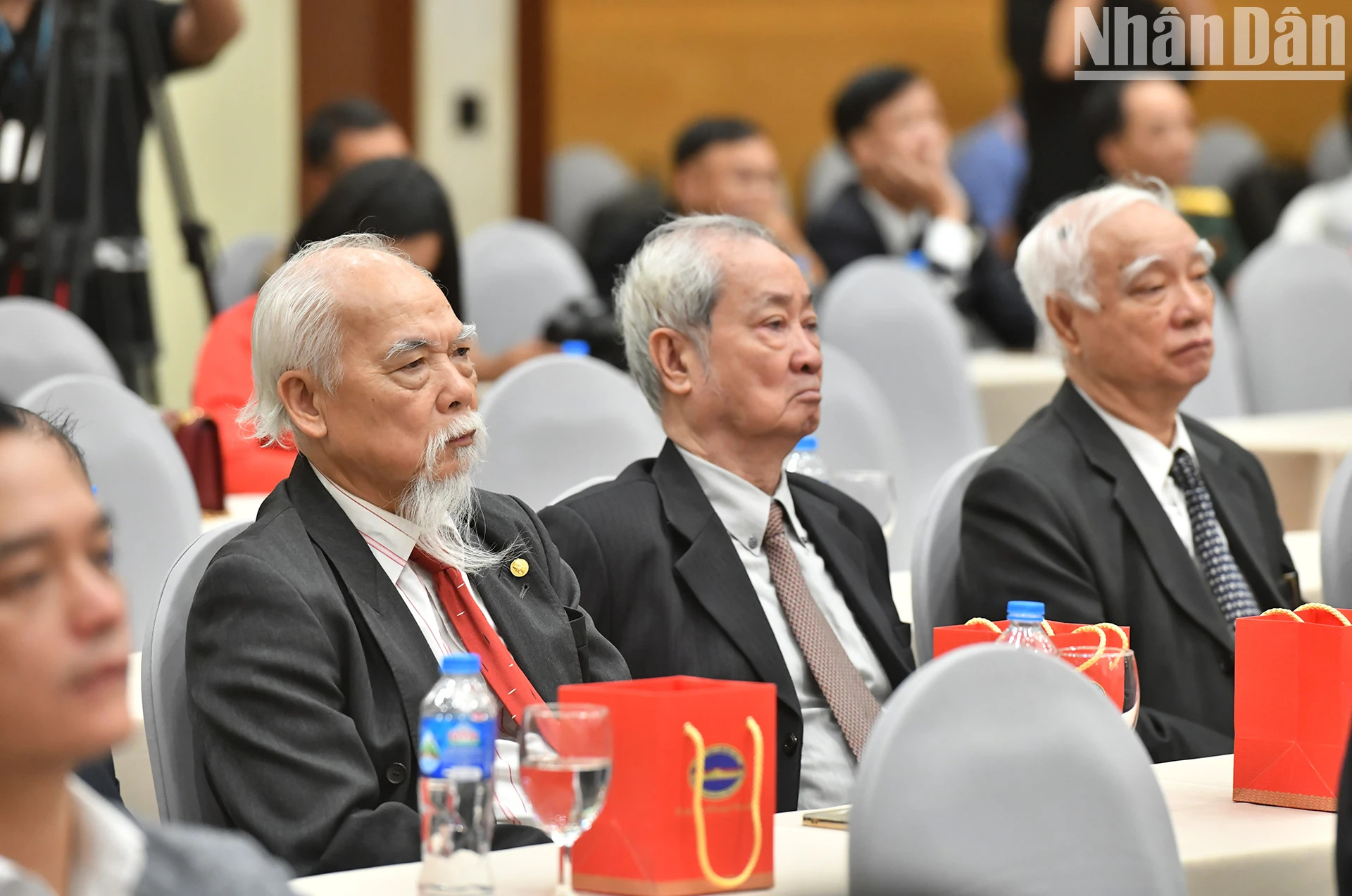 各位代表出席活动。 各位代表出席活动。