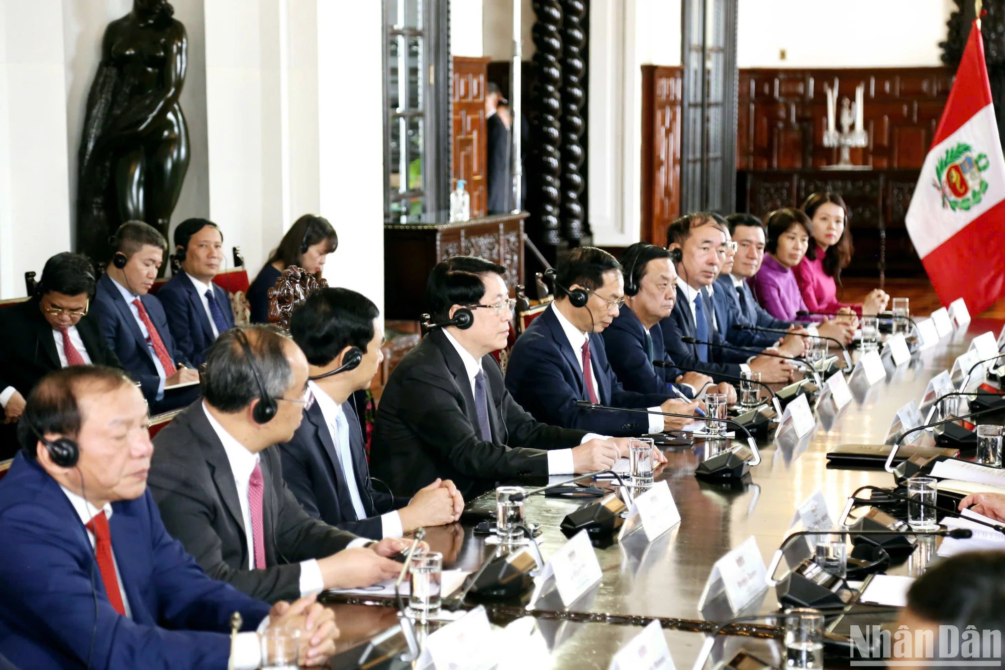 由越南国家主席梁强率领的越南高级代表团出席会谈。