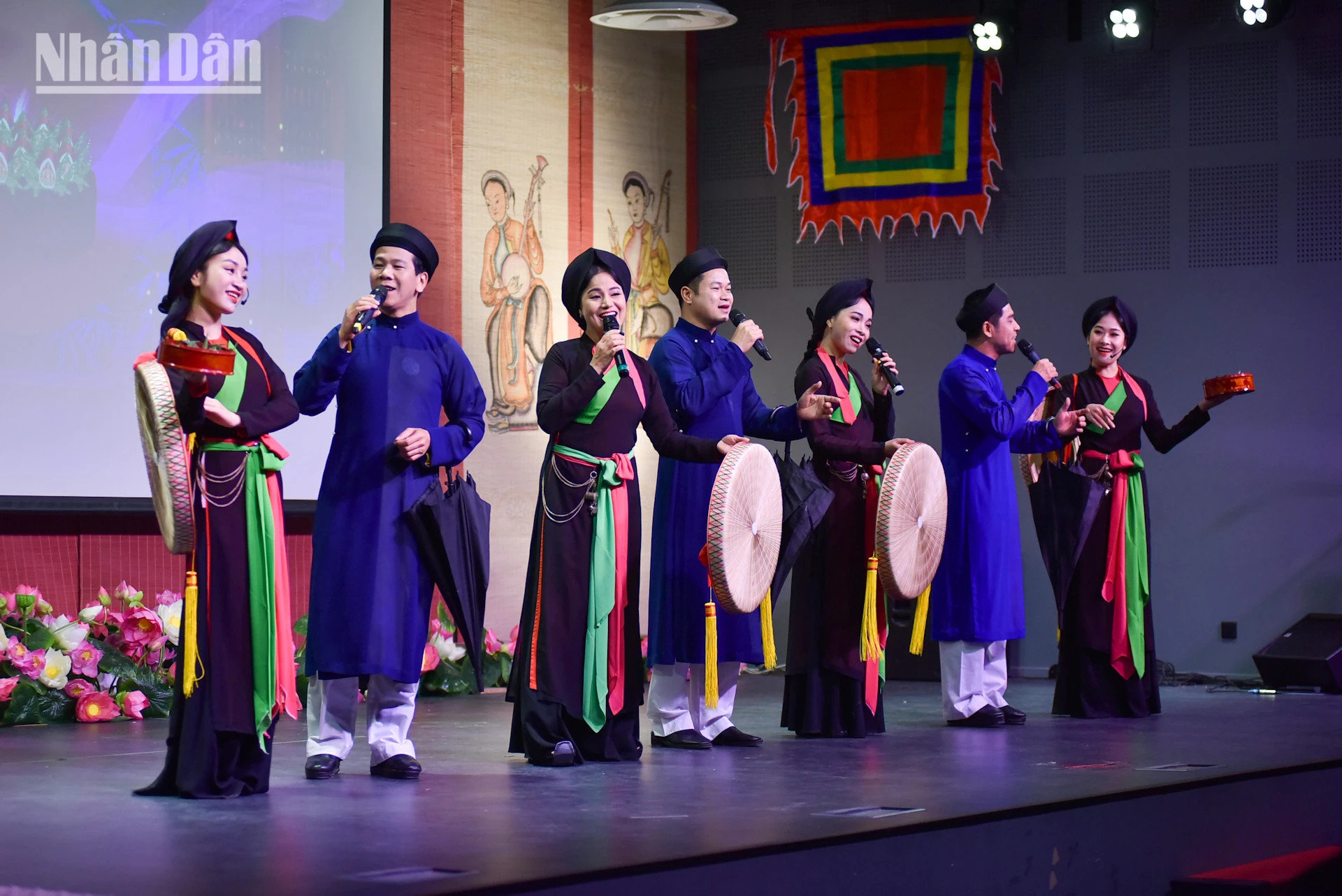 官贺民歌表演节目。