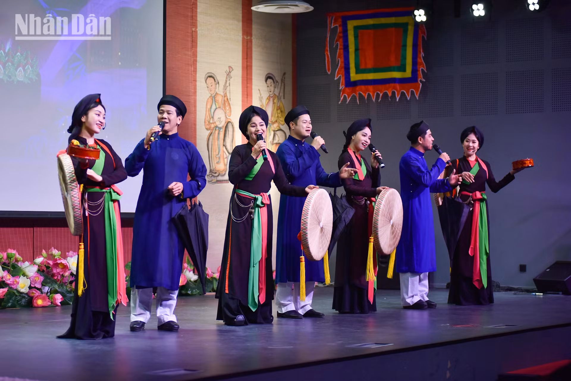 官贺民歌表演节目。