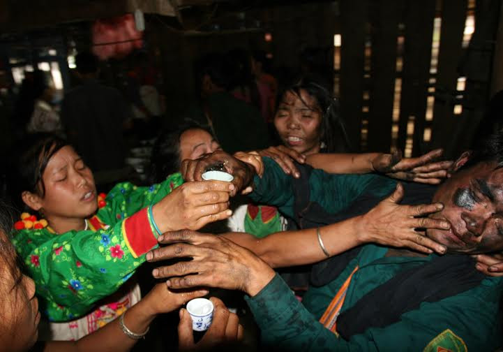 在莽族人婚礼上，人们互相涂抹锅烟子和泥土，以祈求幸运。（图片来源：莱州报网）