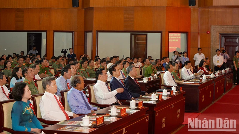 各位代表出席仪式。