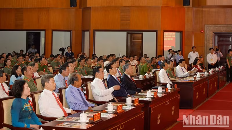 各位代表出席仪式。