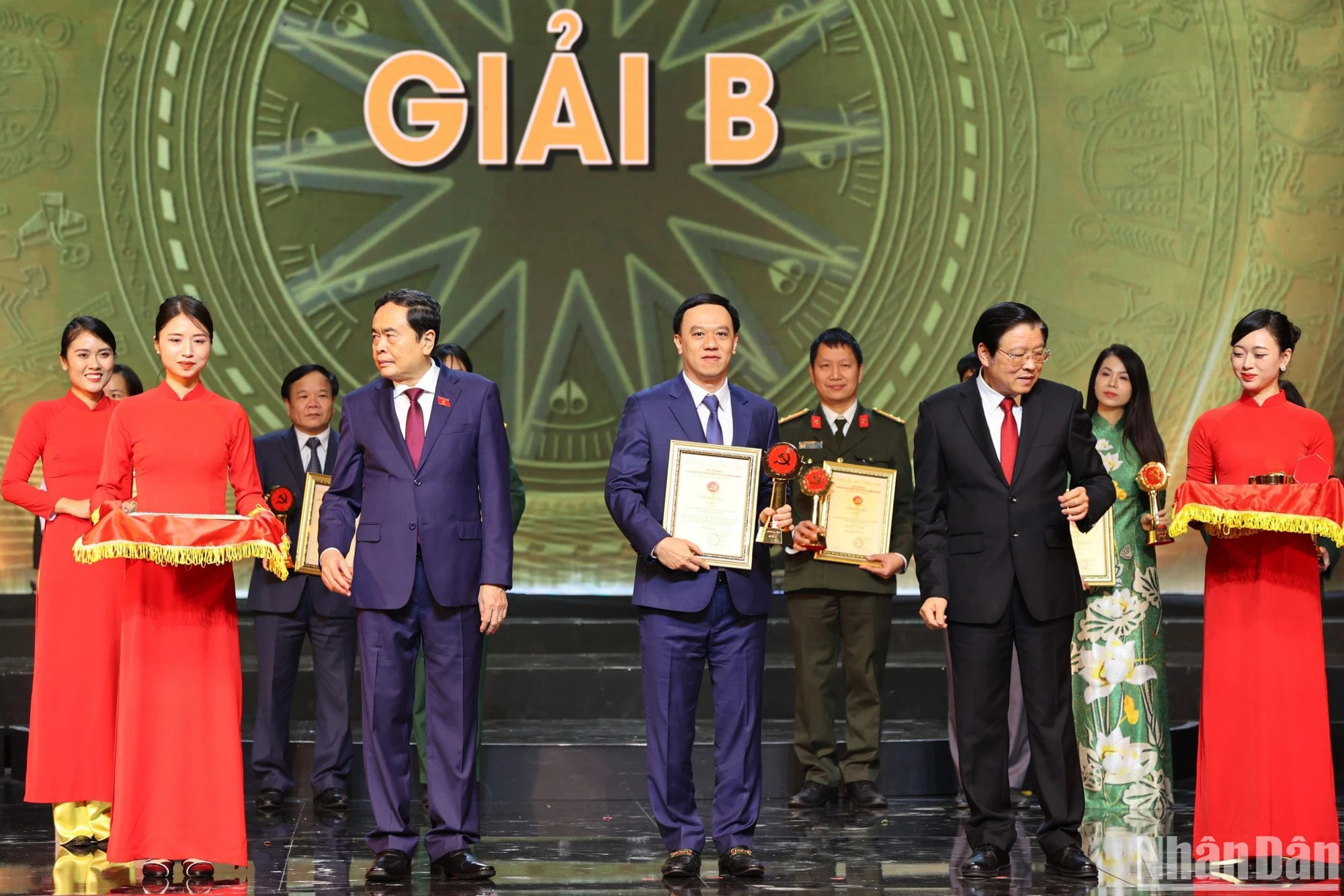 《人民报》社记者代表荣获二等奖。 《人民报》社记者代表荣获二等奖。