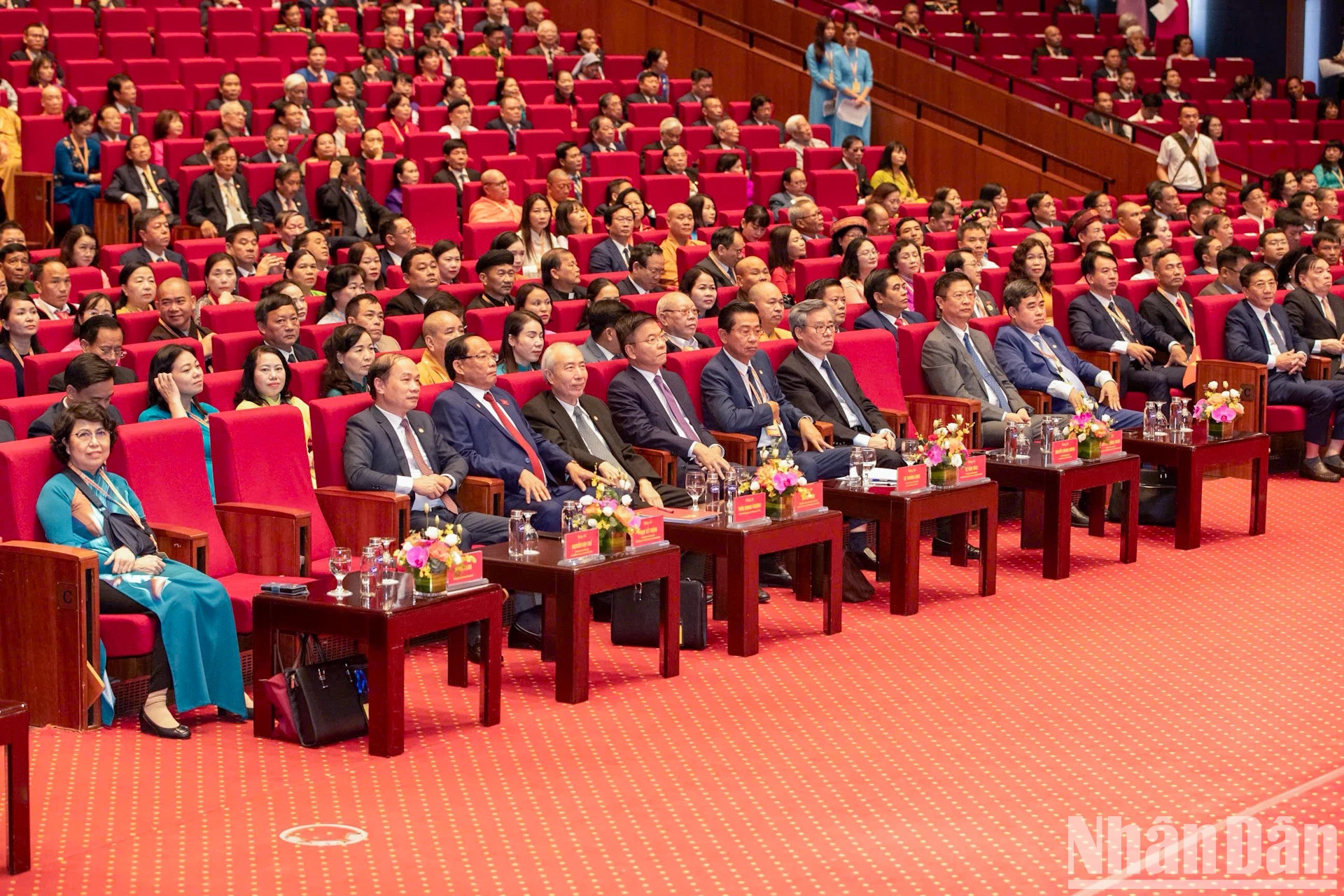 党和国家领导、前领导人出席大会。 党和国家领导、前领导人出席大会。