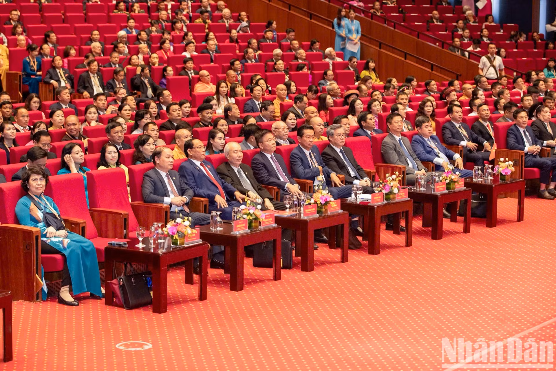 党和国家领导、前领导人出席大会。 党和国家领导、前领导人出席大会。