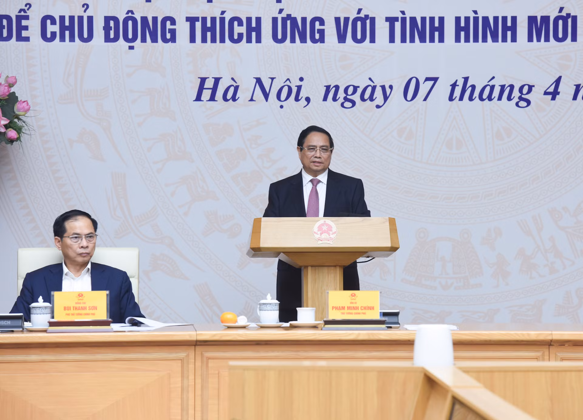 范明正总理主持会议。