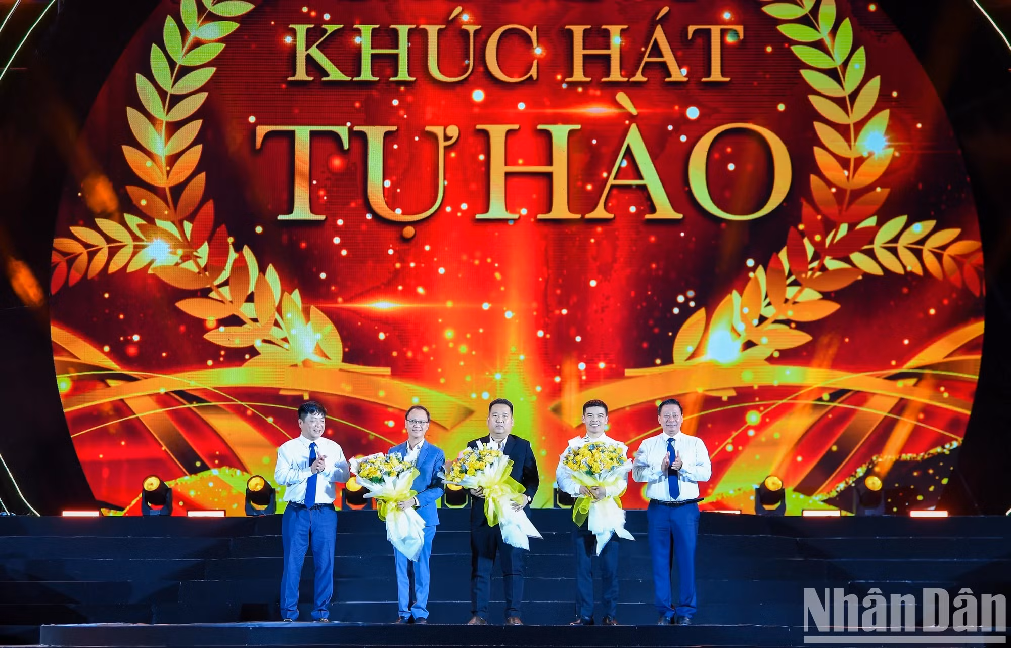 组委会向赞助商赠送鲜花。