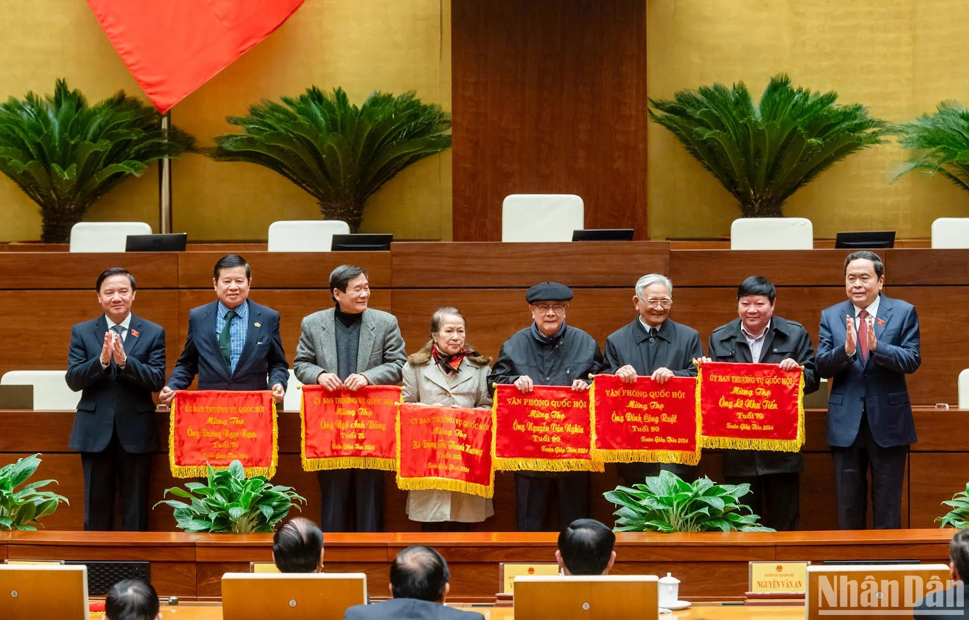 越南国会常务副主席陈青敏和国会副主席阮克定向各位代表祝寿。 越南国会常务副主席陈青敏和国会副主席阮克定向各位代表祝寿。