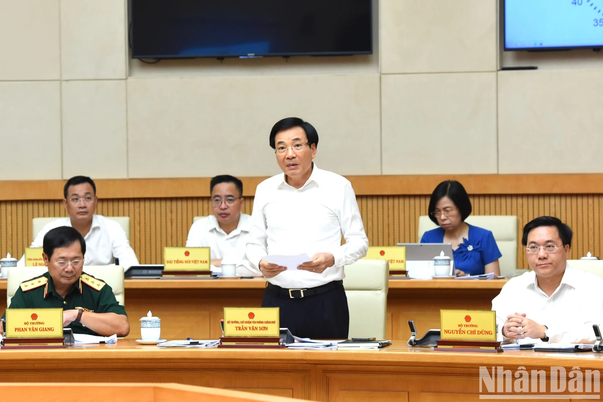 越南政府办公厅主任、部长陈文山在会议上发表讲话。