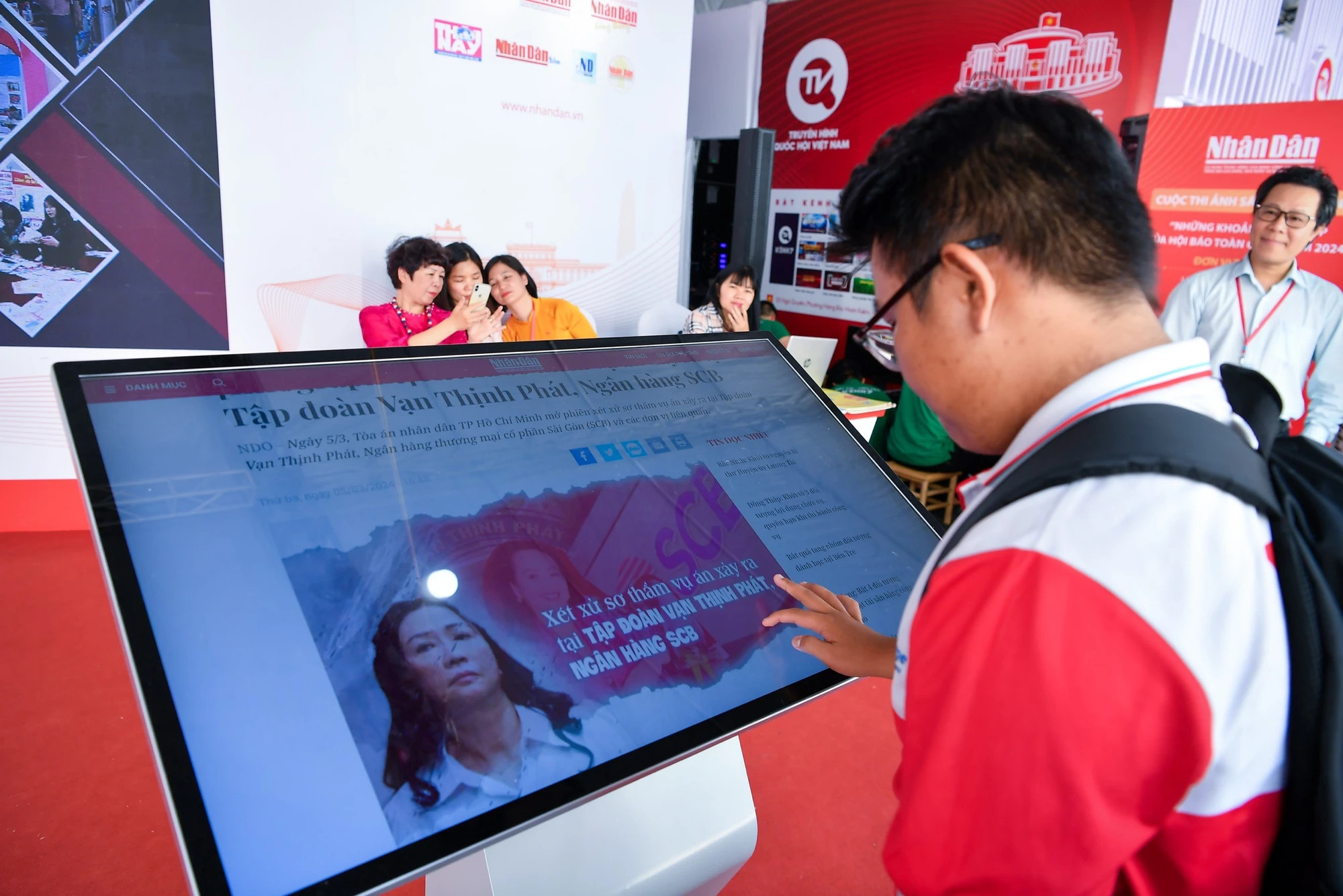 读者参观《人民报》的展位。 读者参观《人民报》的展位。