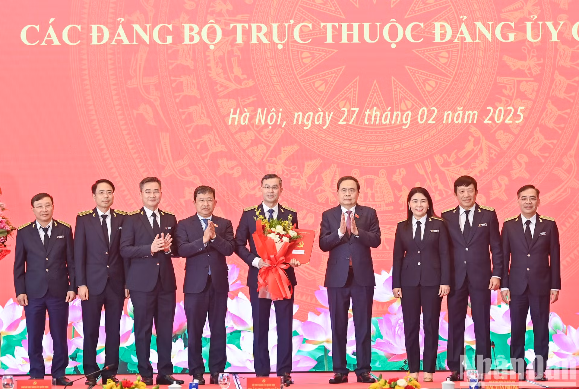 国会党委书记、国会主席陈青敏向国家审计署党委授予决定书。