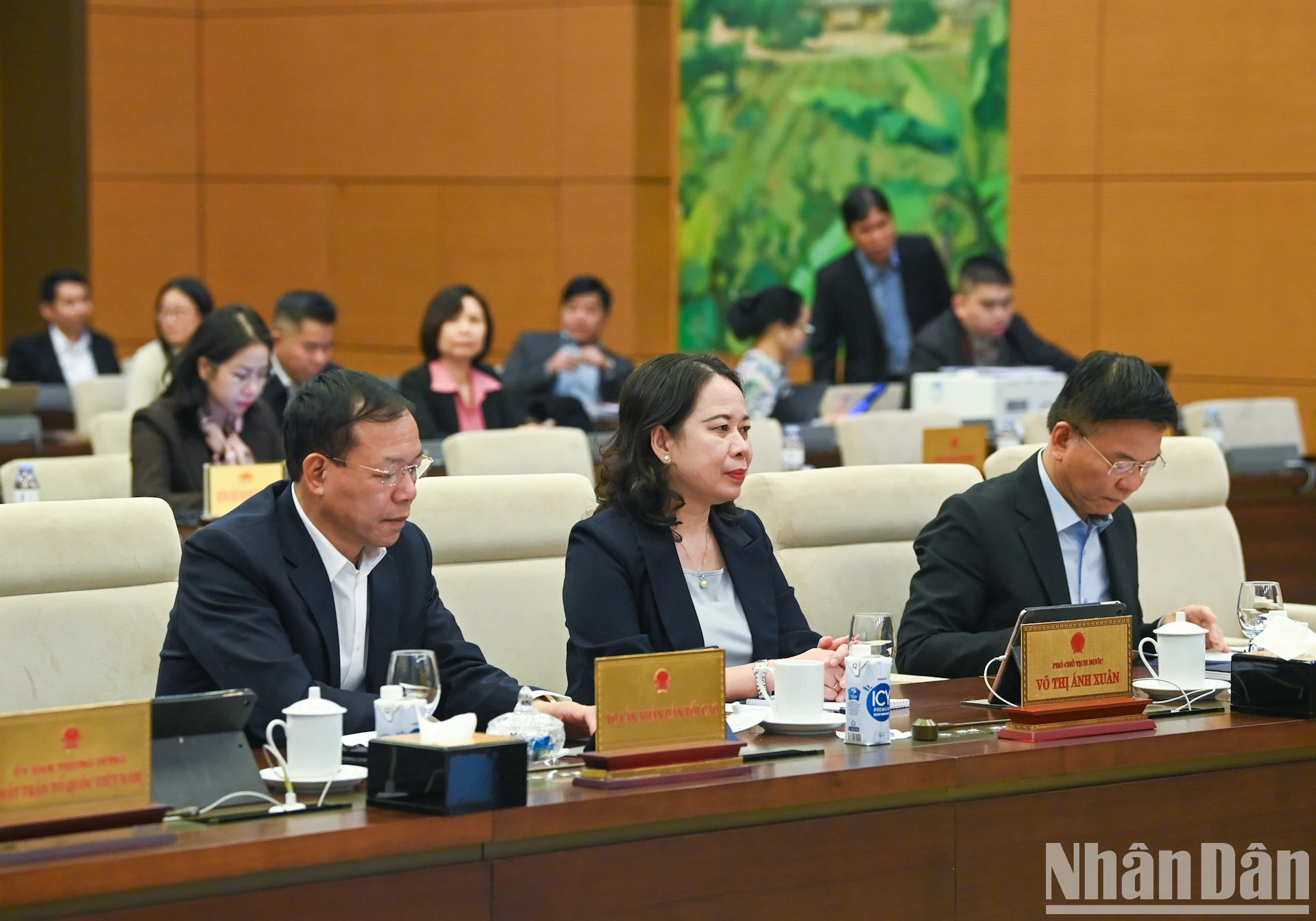 国家副主席武氏映春和政府副总理黎成龙出席会议。