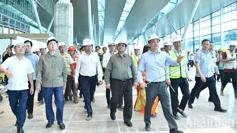 工作人员向范明正总理介绍胡志明市新山一国际机场T3航站楼项目。 工作人员向范明正总理介绍胡志明市新山一国际机场T3航站楼项目。