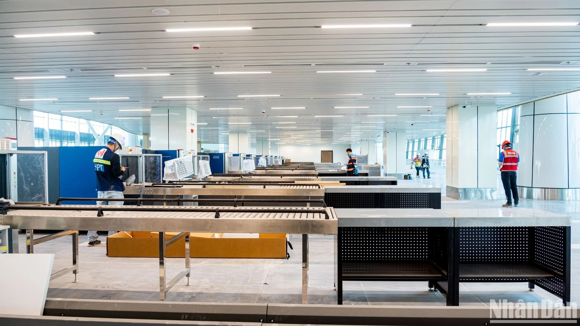 值机柜台正在安装机器，后面是行李托运系统。