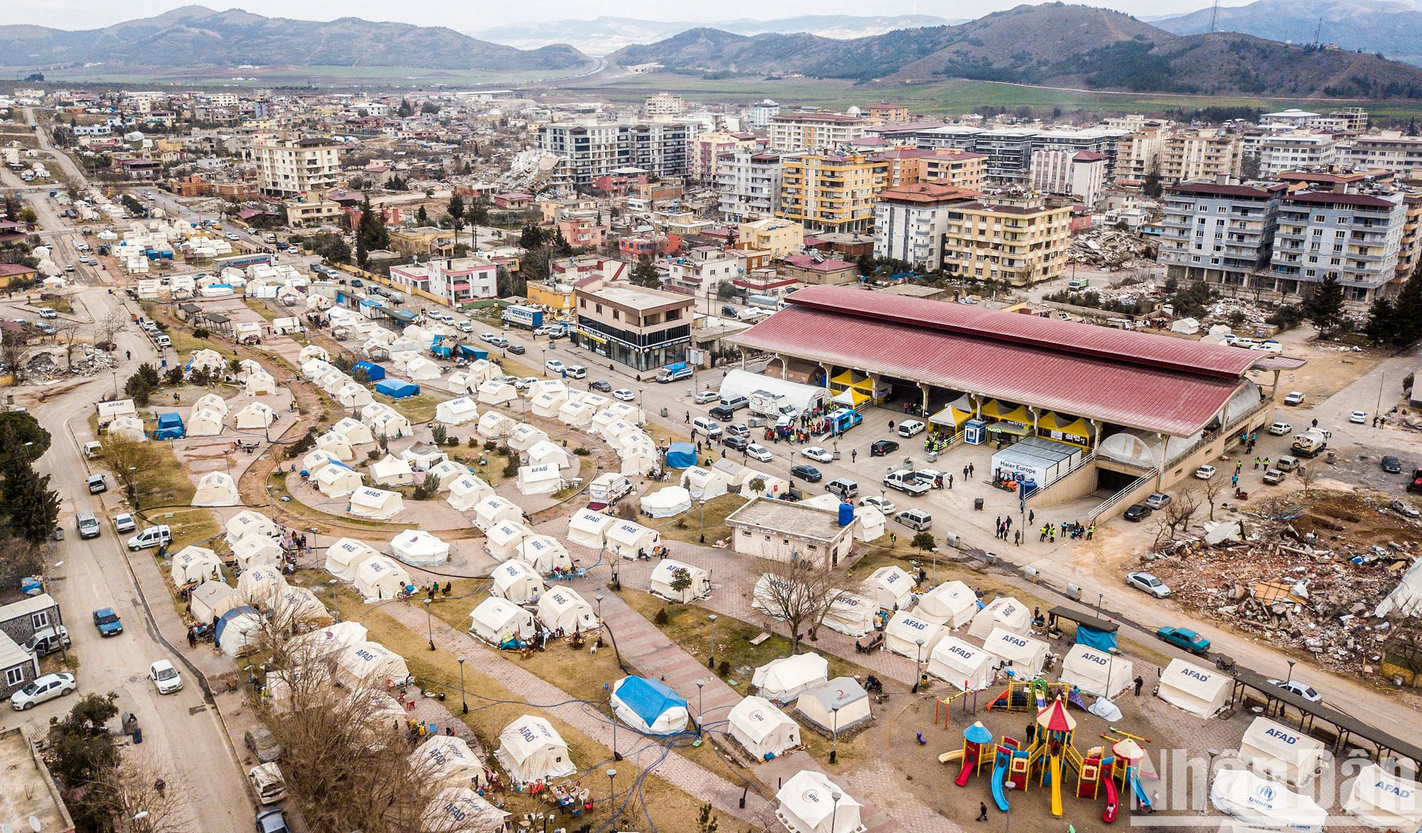 努尔达吉镇的“帐篷城市”就是当地人民重建未来的基础。