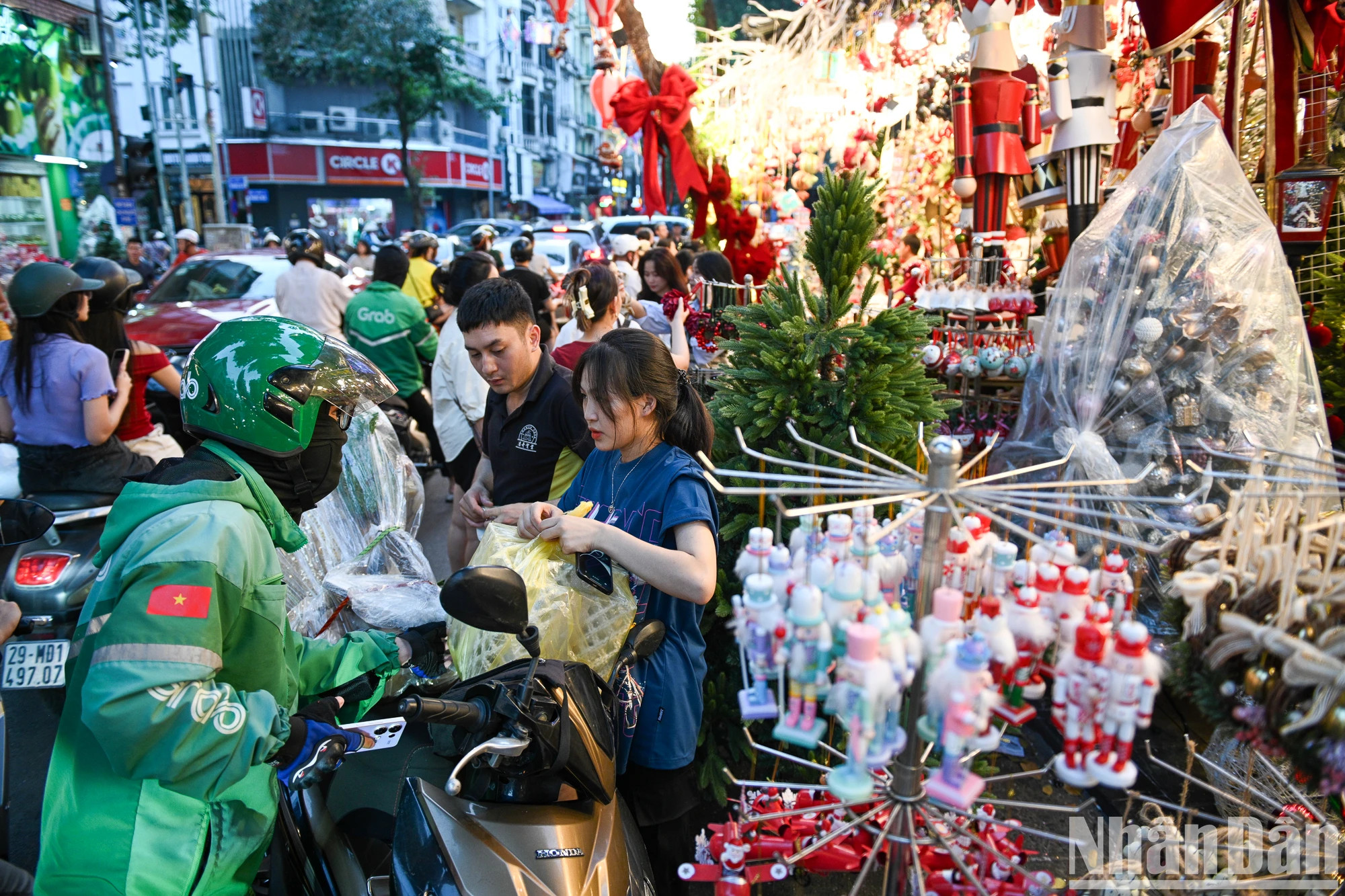 马街热闹气氛。