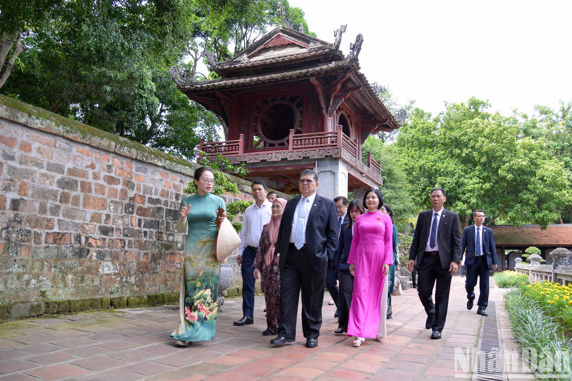 马来西亚国会下议院议长佐哈里·阿卜杜勒和夫人诺莱尼听取关于越南第一所大学的形成与发展过程。 马来西亚国会下议院议长佐哈里·阿卜杜勒和夫人诺莱尼听取关于越南第一所大学的形成与发展过程。