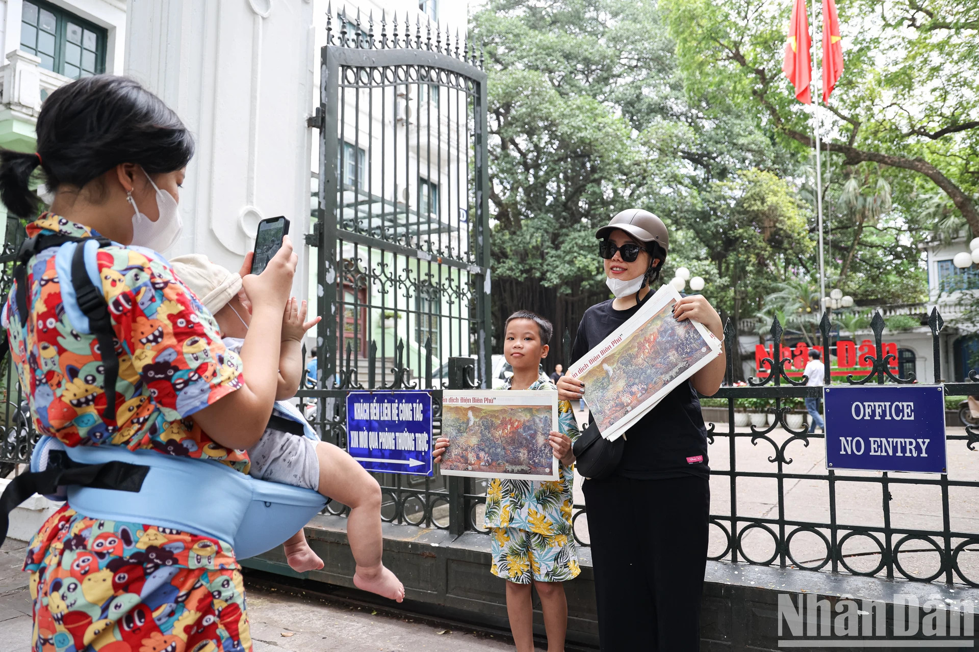人们携带全景图在《人民报》社总部门口拍纪念照。 人们携带全景图在《人民报》社总部门口拍纪念照。
