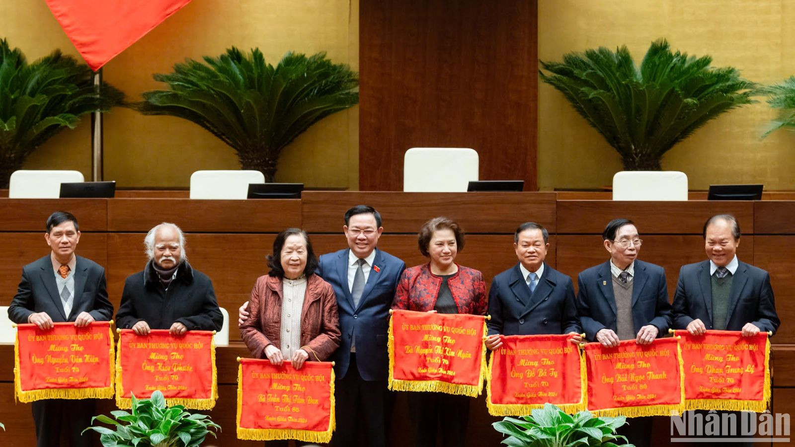 国会主席王廷惠和各位代表。