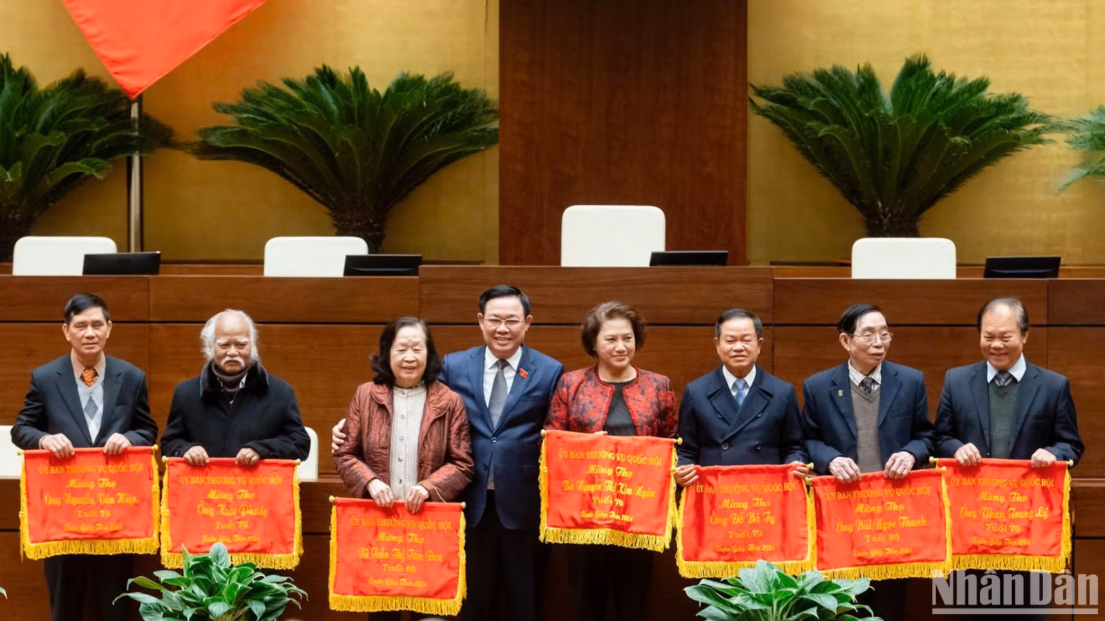 国会主席王廷惠和各位代表。