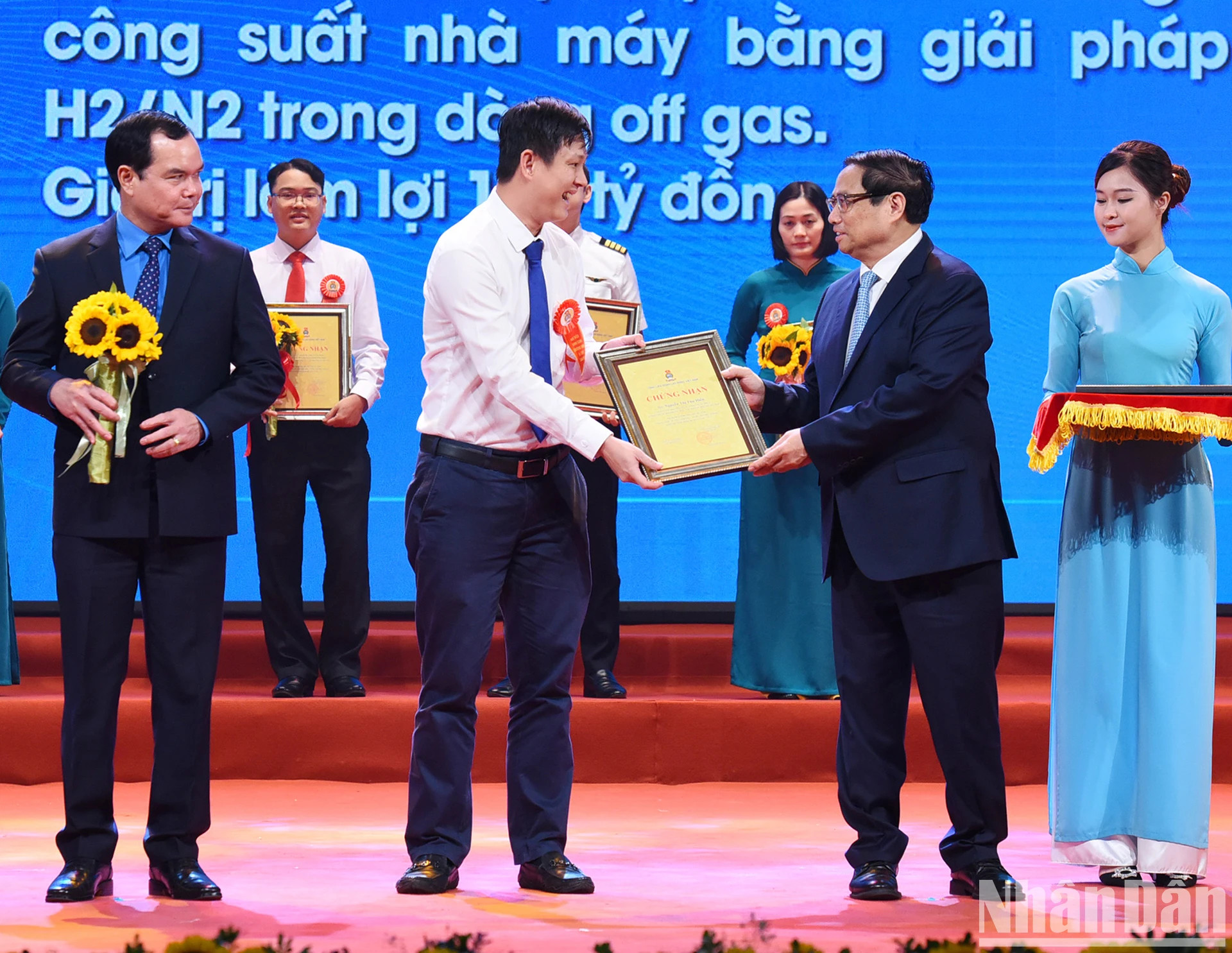 范明正总理向取得优秀成绩的各位代表颁发奖状。