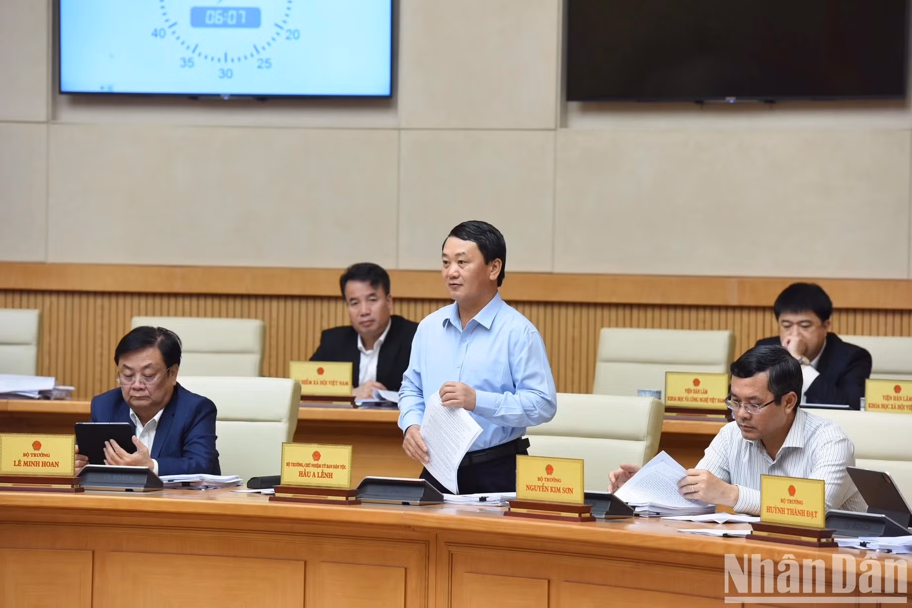 民族委员会主任、部长候阿令发表讲话。