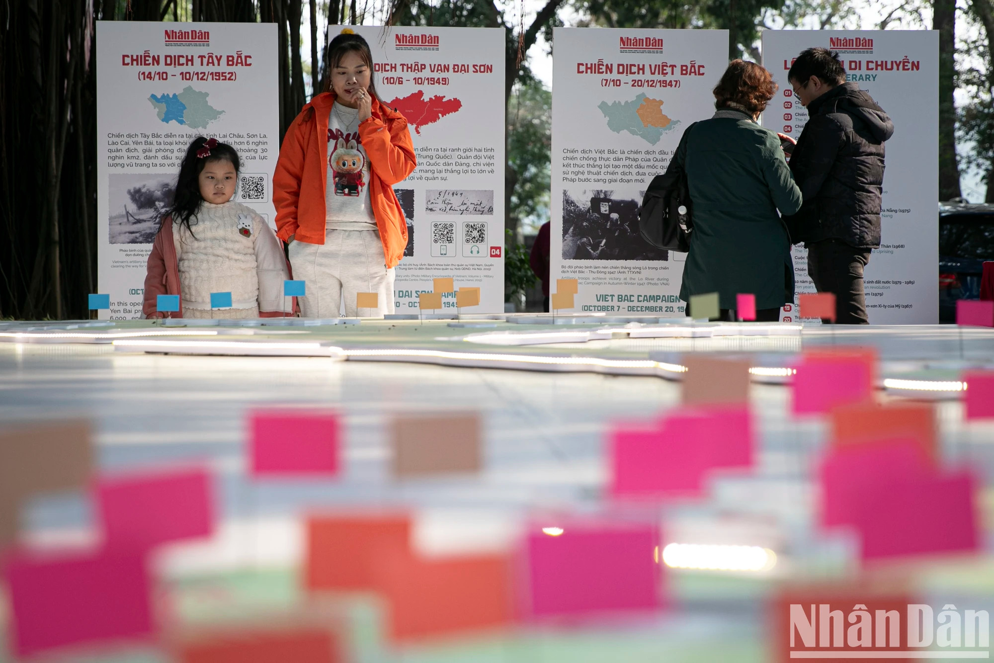 首都人民参观展览。