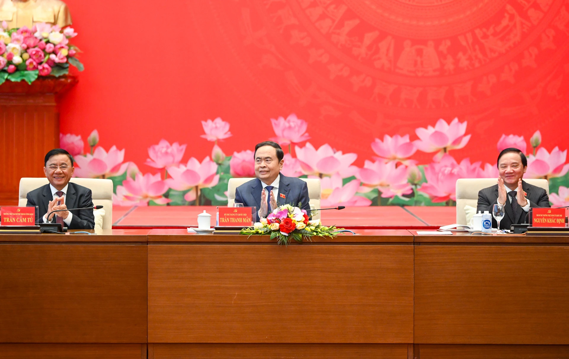 越共中央政治局委员、国会党委书记、国会主席陈青敏主持会议。 越共中央政治局委员、国会党委书记、国会主席陈青敏主持会议。