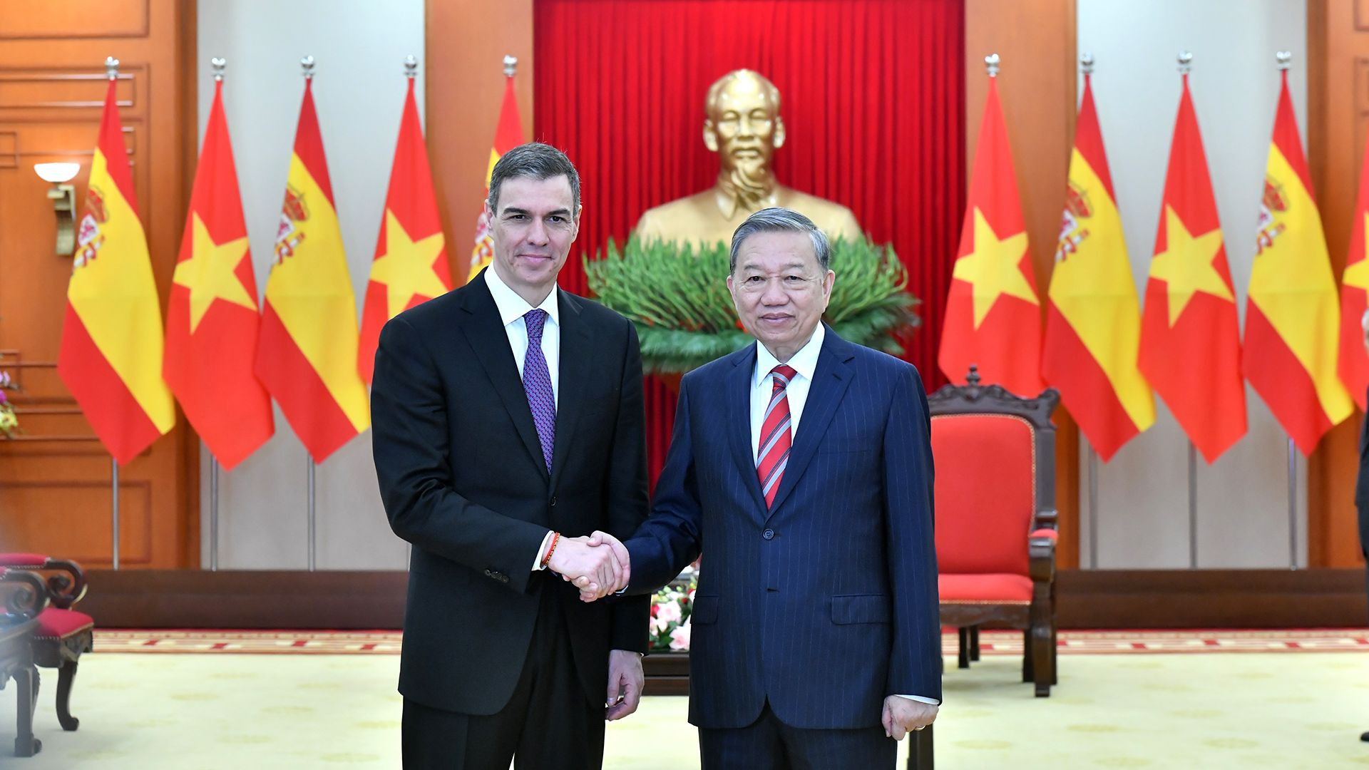 苏林总书记和班牙首相佩德罗·桑切斯·佩雷斯–卡斯特洪。