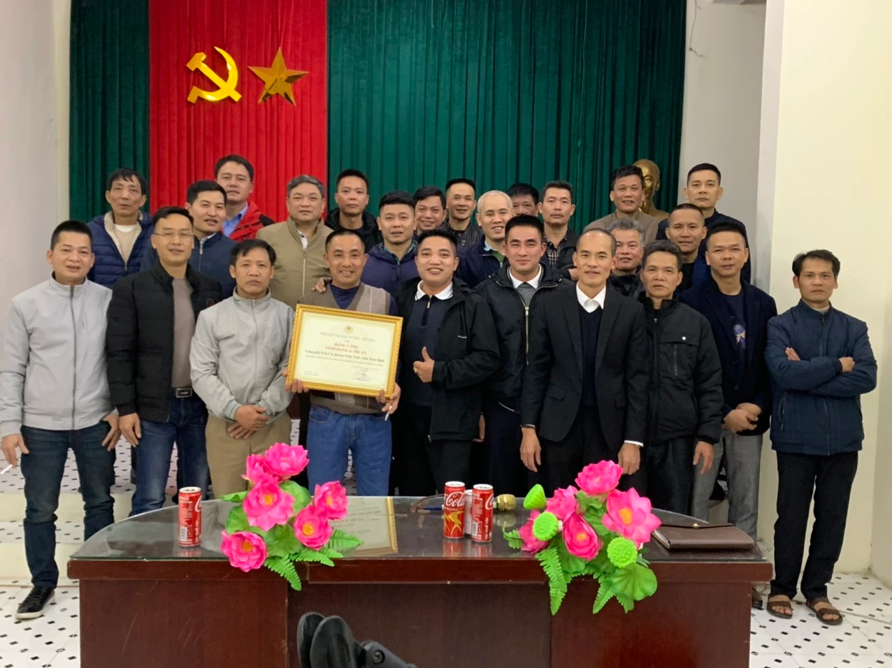 芸劬艺术家、厨师们荣获奖状。 芸劬艺术家、厨师们荣获奖状。