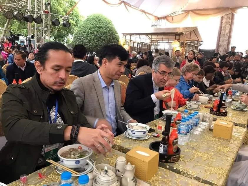 游客品尝芸劬河粉。 游客品尝芸劬河粉。