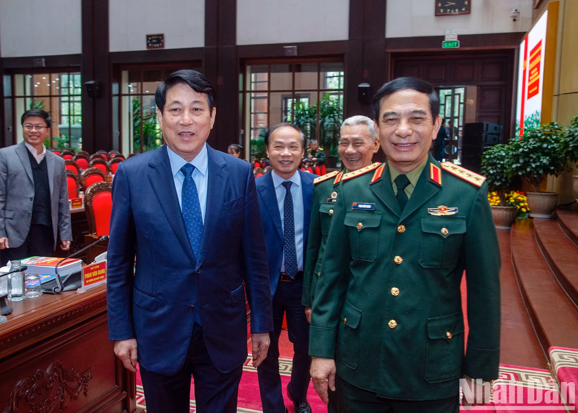 国家主席梁强和国防部长潘文江出席研讨会。