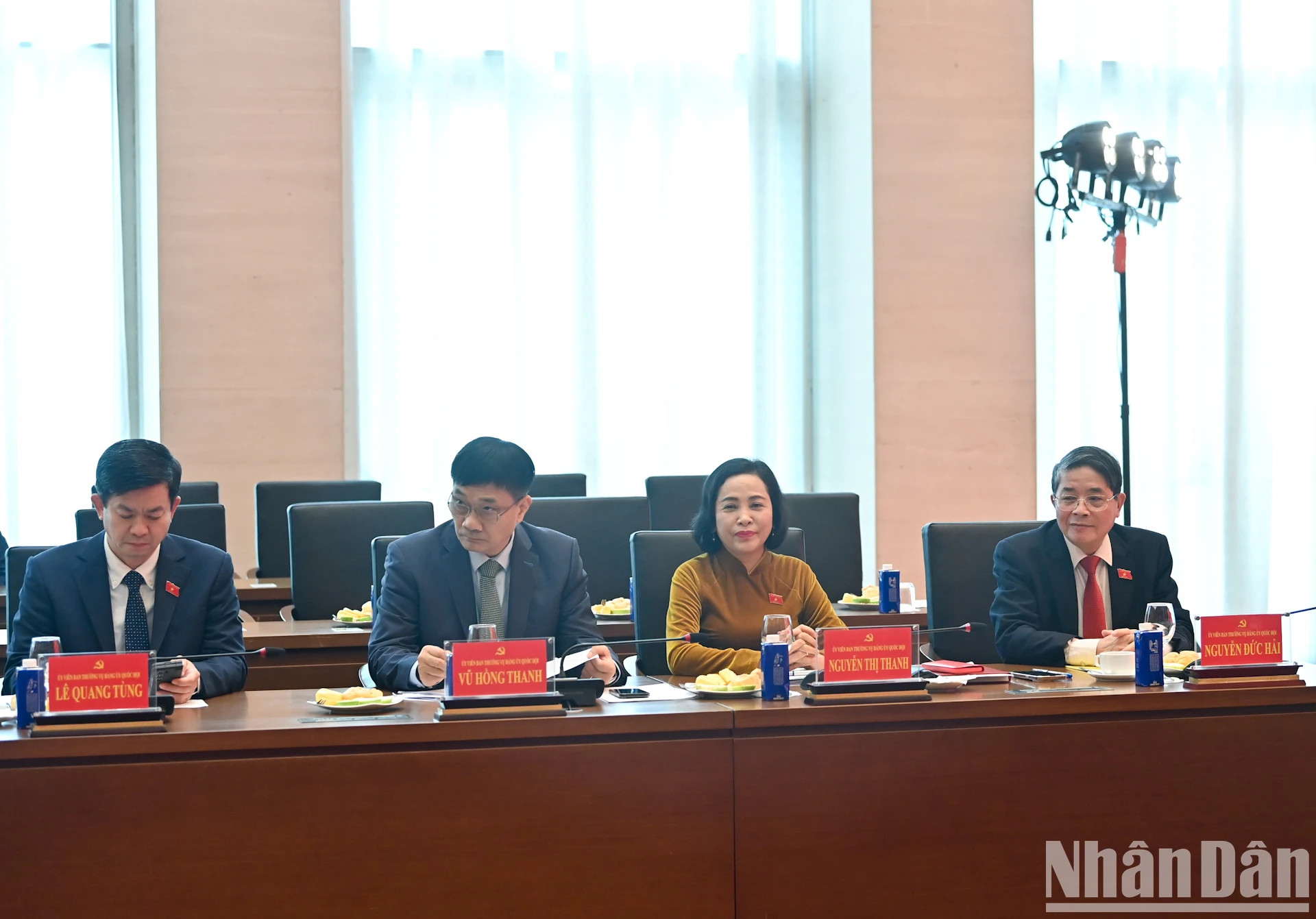 国会常务委员会委员,国会副主席与会。 国会常务委员会委员,国会副主席与会。