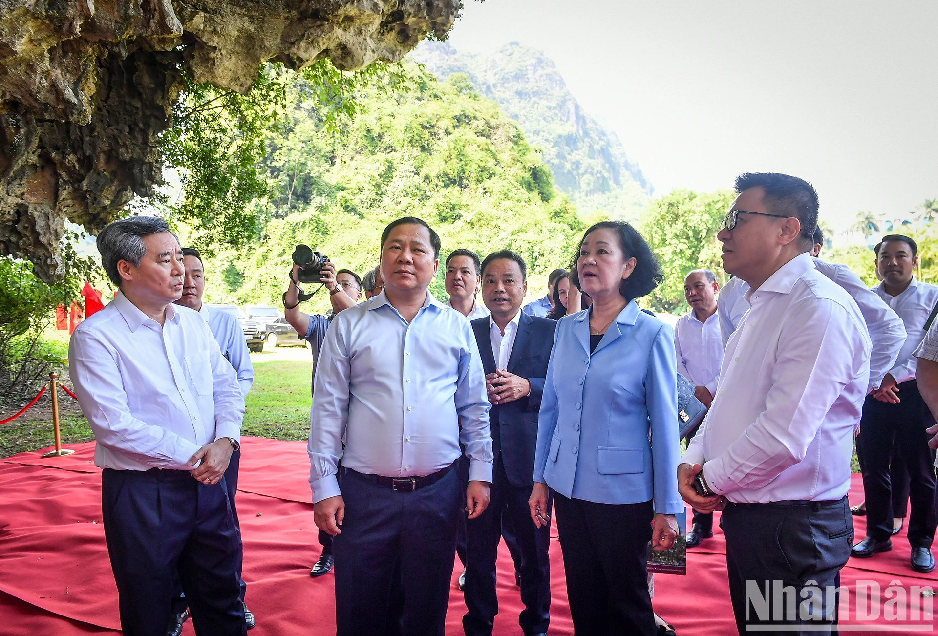 张氏梅同志和各位代表在新闻工作者洞穴拍纪念照。