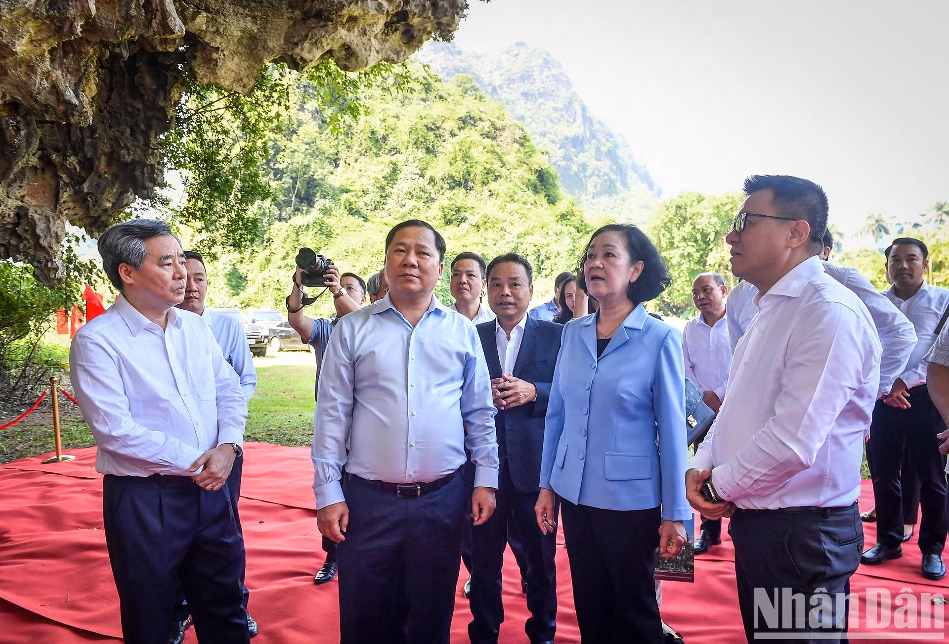 张氏梅同志和各位代表在新闻工作者洞穴拍纪念照。