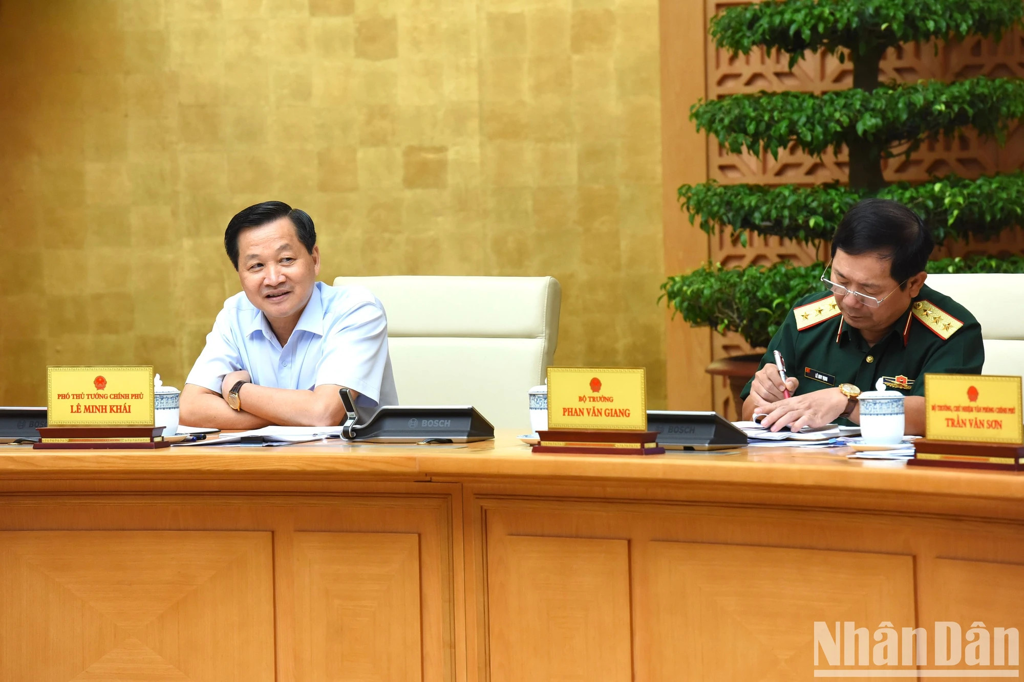 越南政府副总理黎明慨在会议上发表讲话。