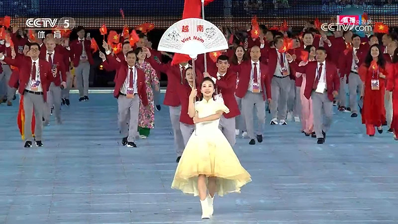 越南体育代表团入场。 越南体育代表团入场。
