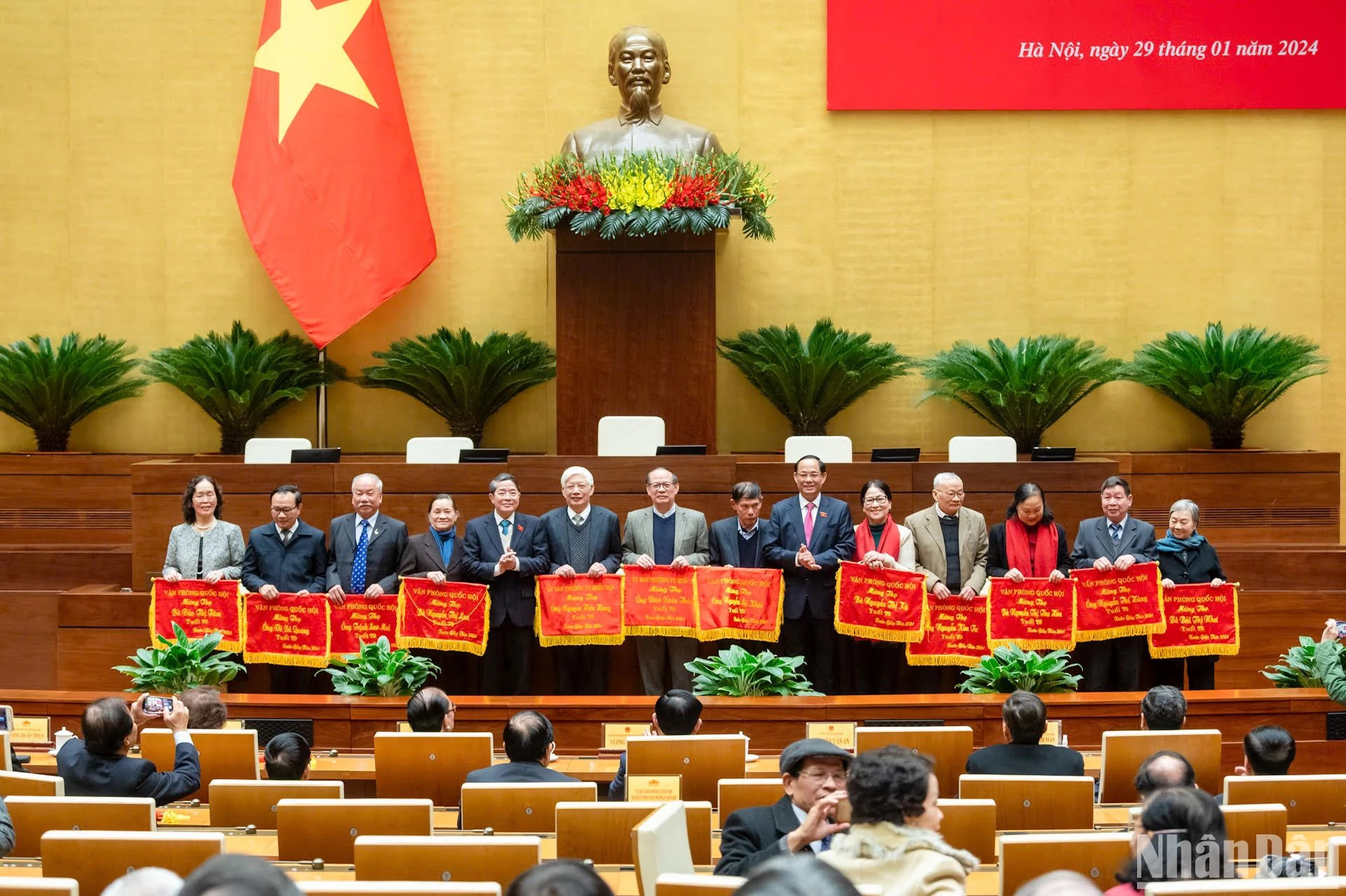 越南国会副主席阮德海和国会副主席陈光方向各位代表祝寿。 越南国会副主席阮德海和国会副主席陈光方向各位代表祝寿。