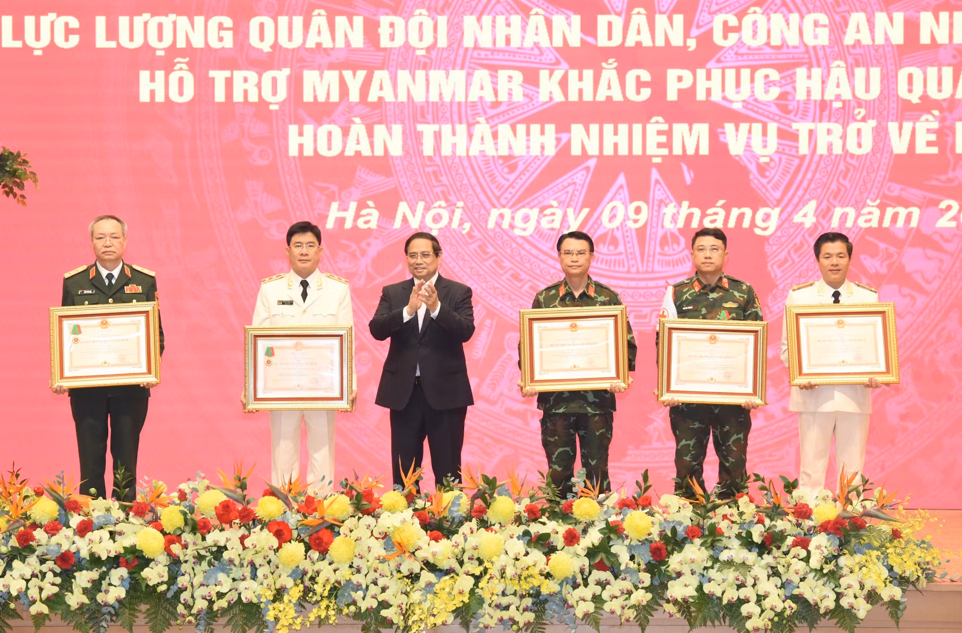 范明正总理向在支援缅甸克服地震灾害中做出贡献的集体和个人颁发保卫祖国勋章。