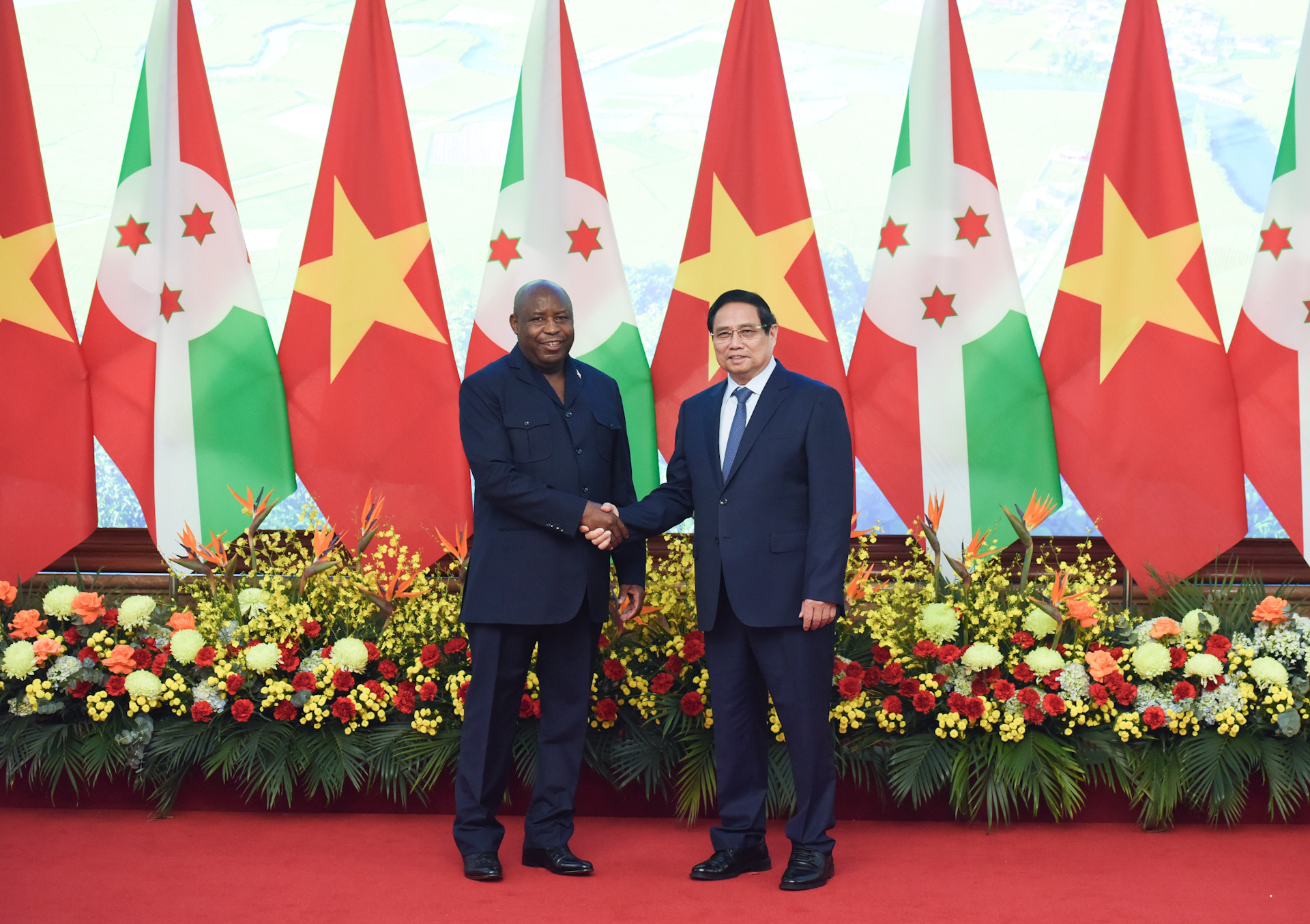 越南政府总理范明正和布隆迪总统埃瓦里斯特·恩达伊施米耶。