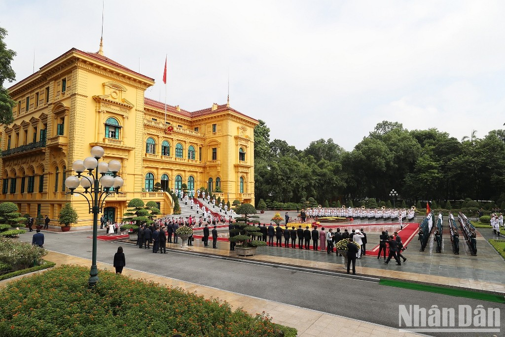 武文赏主席在主席府举行仪式 欢迎哈萨克斯坦总统卡瑟姆若马尔特 · 托卡耶夫一行。 武文赏主席在主席府举行仪式 欢迎哈萨克斯坦总统卡瑟姆若马尔特 · 托卡耶夫一行。