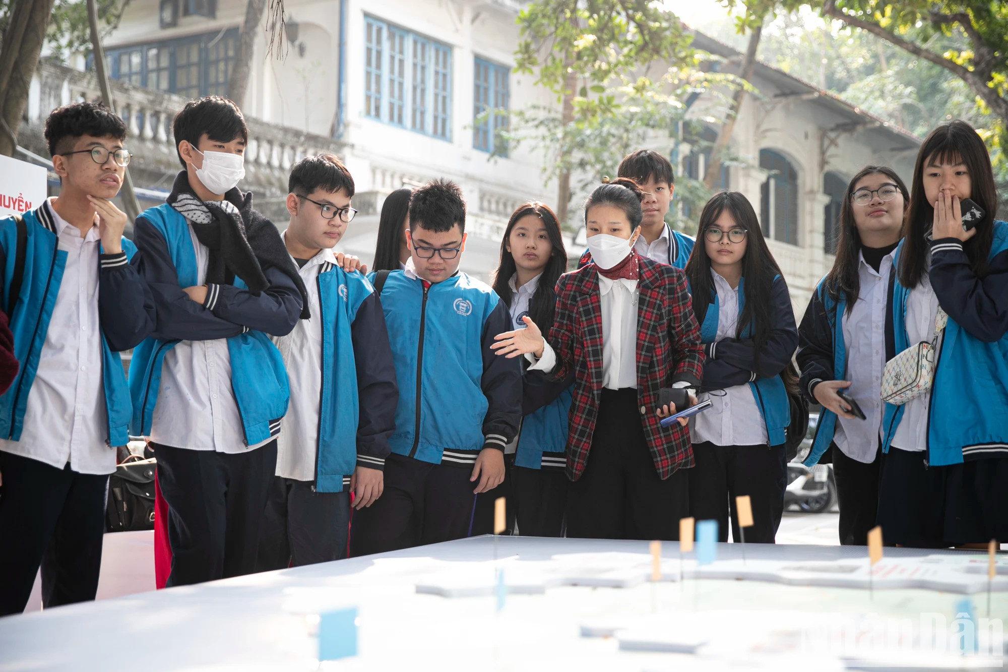 《人民报》社工作人员向学生们介绍展览。