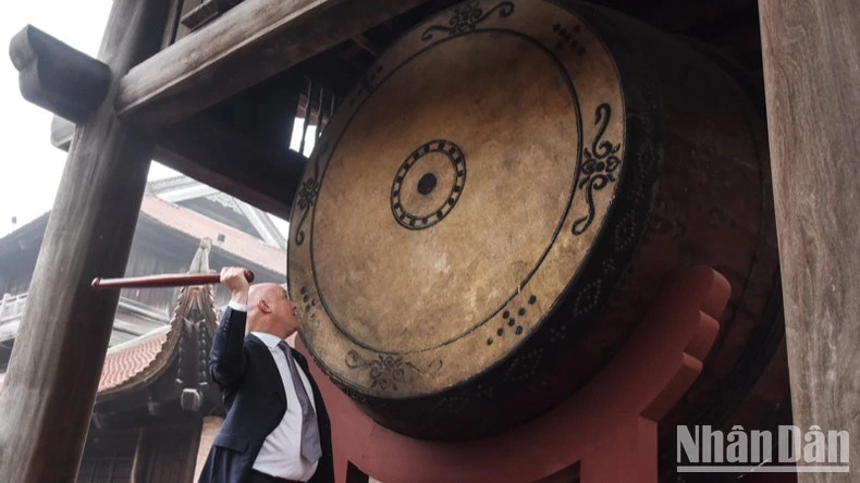 新西兰总理卢克森在文庙-国子监击鼓。 新西兰总理卢克森在文庙-国子监击鼓。