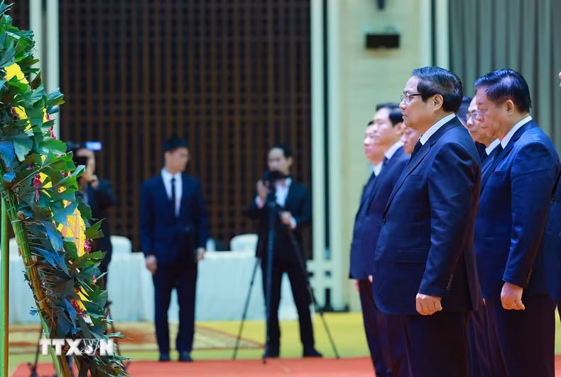 越南政府总理范明正吊唁老挝人民革命党中央委员会前主席、老挝人民民主共和国前主席坎代·西潘敦。