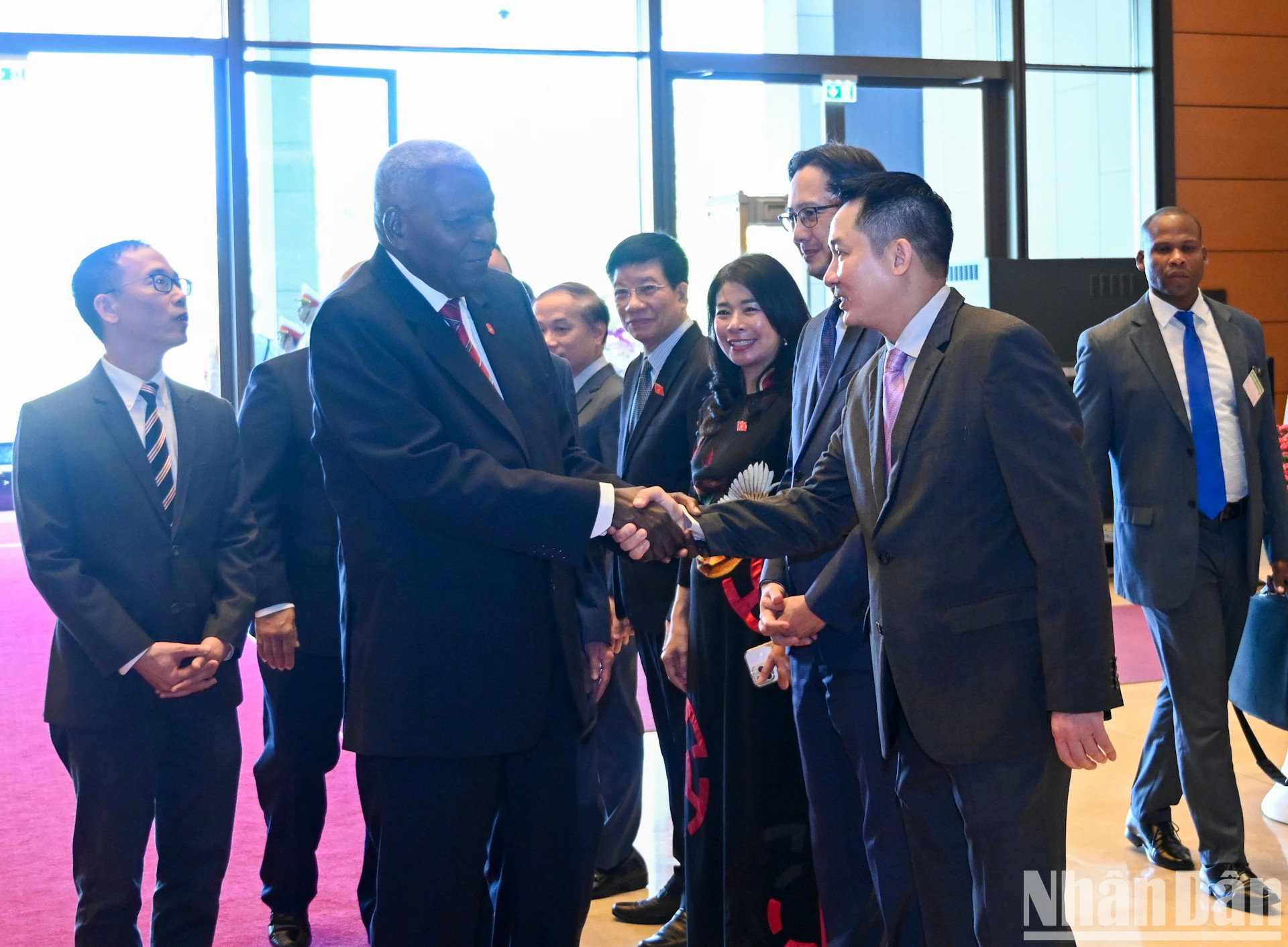 越南国会主席陈青敏向古巴全国人民政权代表大会主席埃斯特万·拉索·埃尔南德斯介绍越南国会代表团。