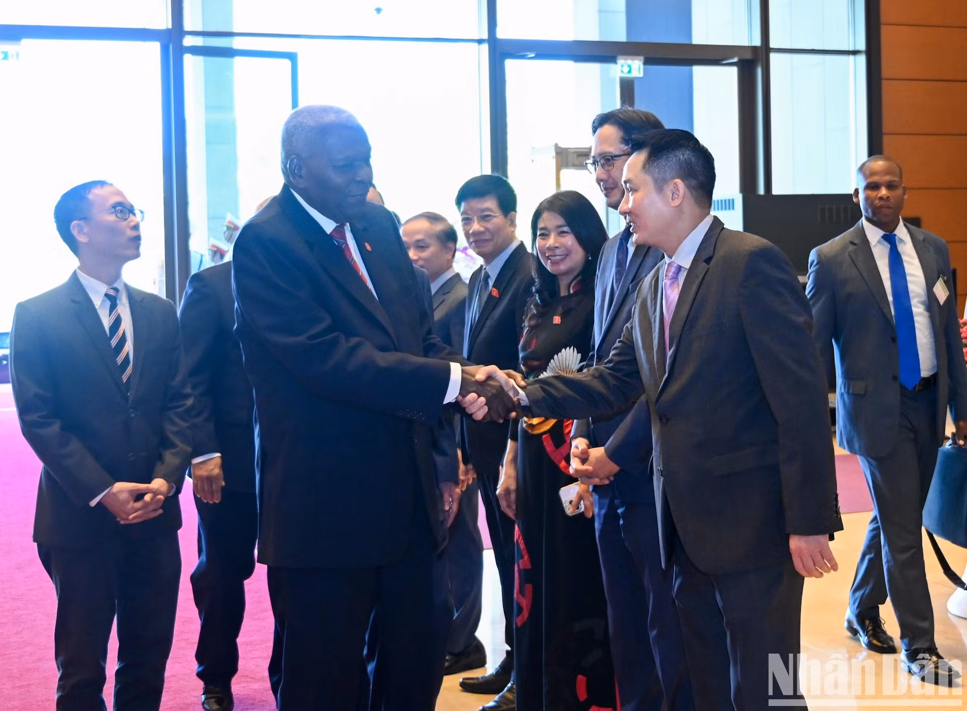越南国会主席陈青敏向古巴全国人民政权代表大会主席埃斯特万·拉索·埃尔南德斯介绍越南国会代表团。