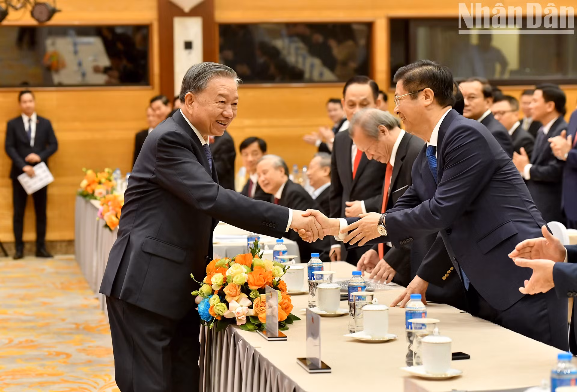 苏林总书记和各位代表。