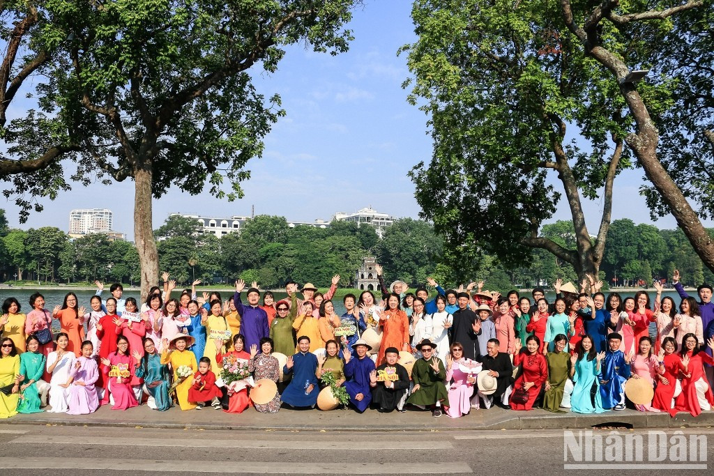 这也是2023年河内旅游传统长衣节框架内的活动之一。