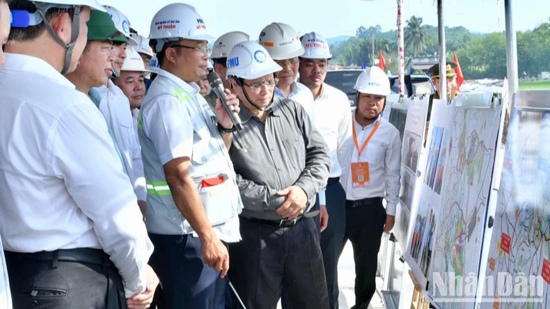 当天,范明正总理视察胡志明市三环路项目。 当天,范明正总理视察胡志明市三环路项目。